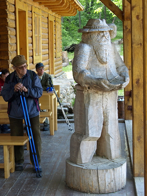 Zjezd do Ondejovic - Pochod Zlatohorskem. Vedouc zjezdu Jiina Skivnkov. Foto Lenka vbov, Vojta a kolemjdouc.