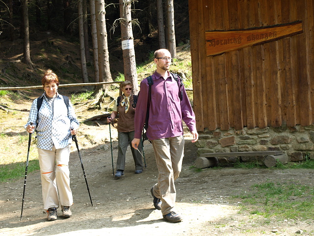 Zjezd do Ondejovic - Pochod Zlatohorskem. Vedouc zjezdu Jiina Skivnkov. Foto Lenka vbov, Vojta a kolemjdouc.