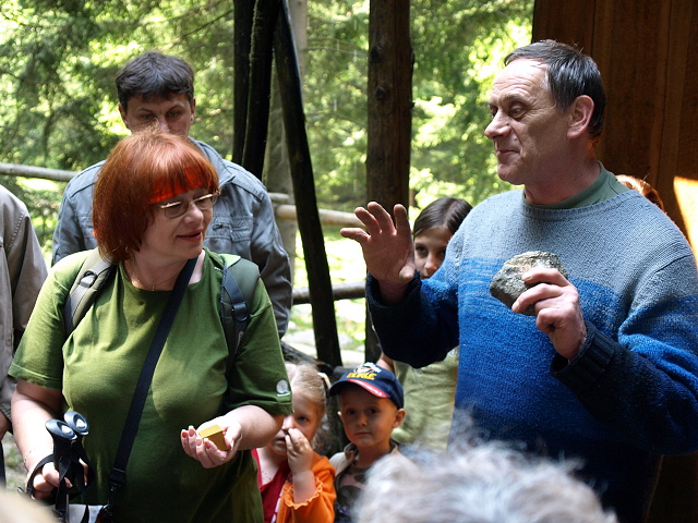 Zjezd do Ondejovic - Pochod Zlatohorskem. Vedouc zjezdu Jiina Skivnkov. Foto Lenka vbov, Vojta a kolemjdouc.