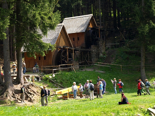 Zjezd do Ondejovic - Pochod Zlatohorskem. Vedouc zjezdu Jiina Skivnkov. Foto Lenka vbov, Vojta a kolemjdouc.