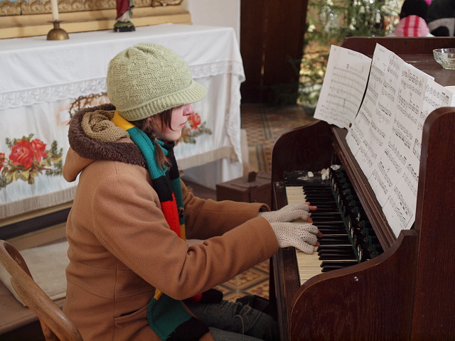 Slin hudebnice zahrla na harmonium.