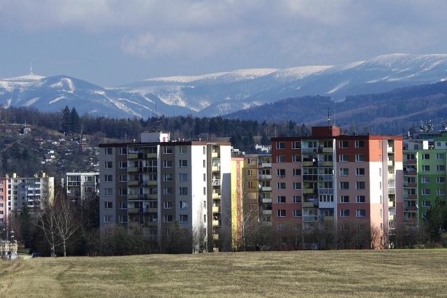 Hradbu panelk vylepuje krsn panorma Jesenk.